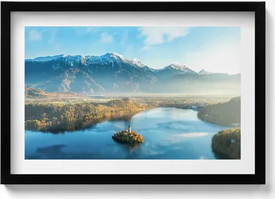 Produktbild von Gebäude auf einem Bergsee– Wandbild mit Rahmen – Gerahmtes Bild  – Wanddekoration – 60x40 cm –  Schwarz Rahmen