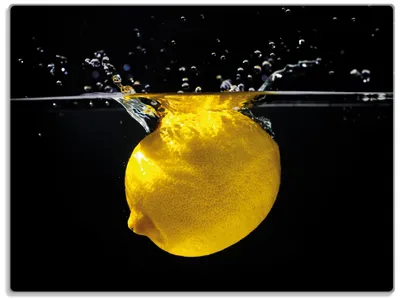 Produktbild von Wallario Glasunterlage, Schneidebrett aus Glas, Größe 30 x 40 cm, Motiv Zitrone im Wasser - Frisches Obst für die Küche
