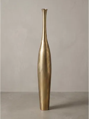 Schlanke Bodenvase Bottle S aus Aluminium goldfarben mit 13x13x75 cm Abmessungen freigestellt auf weißem Fotohintergrund._#sku_BARKWL7.197#