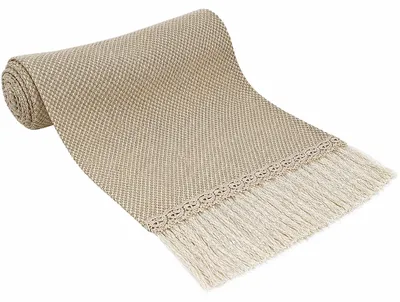 Beiger Tischläufer im Boho-Style mit dekorativer Stickerei und cremefarbenen Fransen auf weißem Hintergrund.