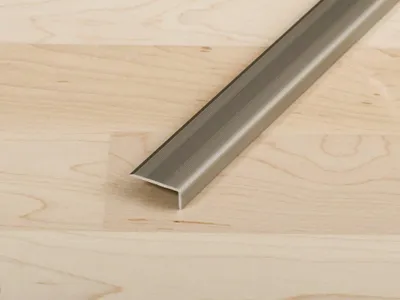 Produktbild von PROLINE Edelstahl 30mm Treppenkantenprofil, Aluminium Winkelprofil selbstklebend, gerilltes Deckprofil für Sicherheit, einfache Verlegung für Hartbodenbeläge