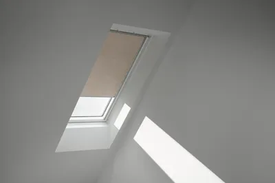 Obrázok produktu pre VELUX Zatemňovacia roleta na strešné okno manuálna DKL UK10 4579S béžová