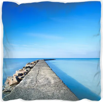 Produktbild von Wallario Premium Kissen, weiche Oberfläche, mit Motiv Pier am blauen Ozean mit blauem Himmel, Größe: 60 x 60 cm, mit weißer Rückseite