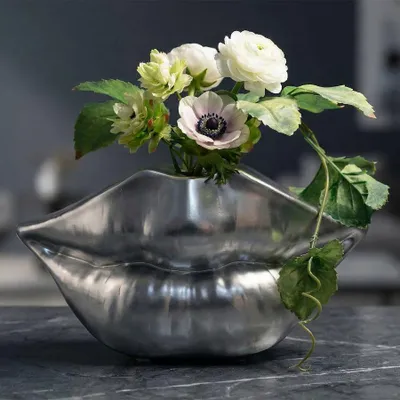 Immagine prodotto di Vaso a forma di labbra, in resina lucida, argento, dimensioni 23x8x12 cm, design Mauro Ferretti