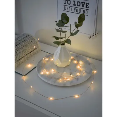 Produktbild von Konstsmide 1461-860 Micro LED Lichterkette, 6h Timer, 40 bernsteinfarbene Dioden, batteriebetrieben, Innen, kupferfarbener Draht