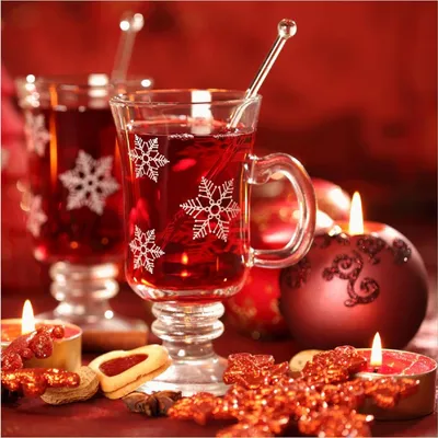 Produktbild von Wallario Premium Glasbild, freischwebende Optik, kräftige Farben, Größe 50 x 50 cm Motiv Heißer Winterpunsch mit Kerzen