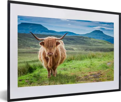 Produktbild von MuchoWow® Gerahmtes Poster Schottischer Hochländer - Kuh - Natur - Berg - Gras 60x40 cm - Poster mit Schwarzem Bilderrahmen Wandposter Rahmen Foto Bilder - Schlafzimmer - Plakat in Rahmen - Drucken