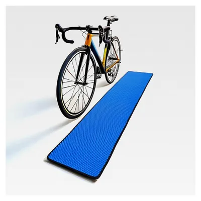 Produktbild von Fahrrad Parkmatte gegen Schmutz und Nässe – Wasserdichte Unterlegmatte für Wohnung, Garage, Keller | Rutschfeste Fahrrad-Bodenmatte bei Regen | Farbe Schwarz