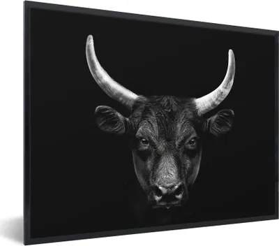 Produktbild von MuchoWow® Gerahmtes Poster Tiere - Stier - Schwarz - Weiß - Porträt 80x60 cm - Poster mit Schwarzem Bilderrahmen Wandposter Rahmen Foto Bilder - Schwarzem - Mit Gestell