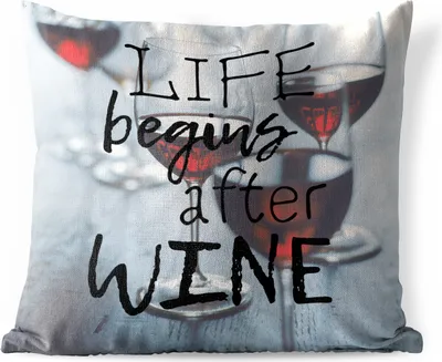 Produktbild von MuchoWow® Outdoor Kissen - Weinzitat "Das Leben beginnt nach dem Wein" mit Weingläsern im Hintergrund - 40x40 cm - Wetterfest - Lounge Kissen - Kopfkissen - Interieur - Polster mit Bild
