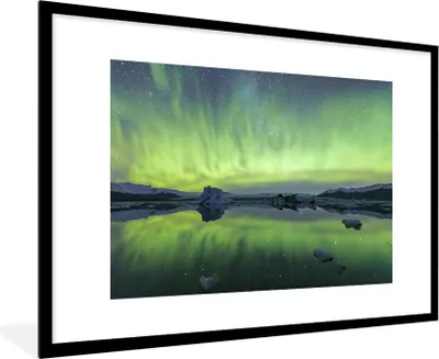 Produktbild von MuchoWow® MuchoWow® Gerahmtes Poster Nordlichter - Grün - Reflexion 90x60 cm - Poster mit zchwarzem Bilderrahmen - Wanddekoration - Fotos