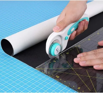 Produktbild von Snijmat Tavien A1 – Selbstheilende, beidseitige Schneidematte mit Raster – Inklusive Rollschneider, 5 Ersatzklingen und Patchwork-Lineal – Ideal für präzise Schneidarbeiten