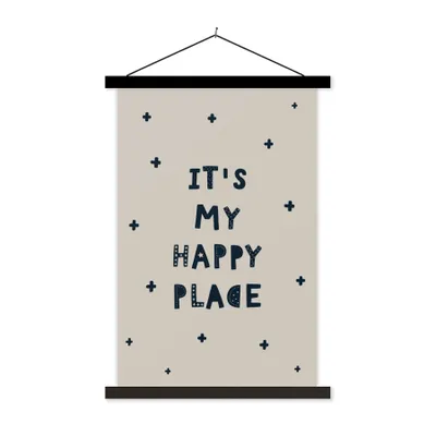 Produktbild von MuchoWow® Textilposter Zitate - Es ist mein glücklicher Ort - Sprichwörter - Kinder - Baby - Jungen - Mädchen 120x180 cm mit schwarzem Rahmen - Fotos