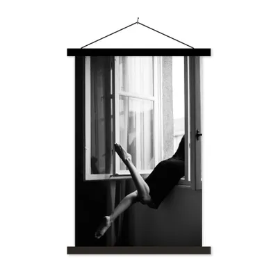 Produktbild von MuchoWow® Textilposter Fenster - Frau - Architektur - Schwarz - Weiß 60x90 cm mit schwarzem Rahmen - Poster Wohnzimmer