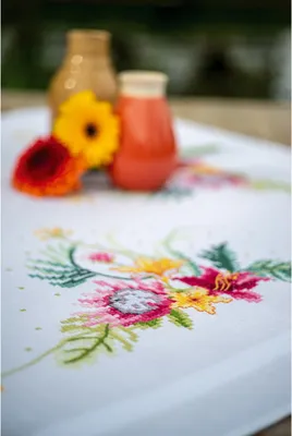 Immagine prodotto di Confezione di ricami a punto croce per tovaglia Vervaco "Fiori tropicali", immagine da ricamo pre-disegnata, 80x80cm