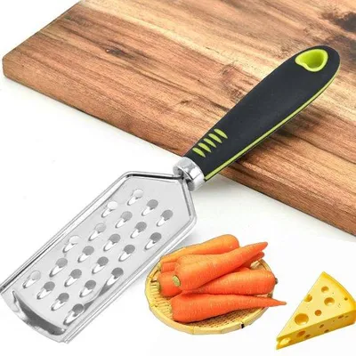 Imagen del producto de Unyqoos®: rallador de acero inoxidable compacto para la cocina, con mango de silicona ergonómico. Ideal para rallar finamente y hacer ralladuras de queso, cítricos, jengibre, y apto para lavavajillas