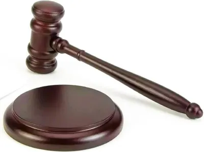 Obrázok produktu pre INF Dražobné kladivo z masívneho bukového dreva s dreveným podstavcom – ručná výroba
