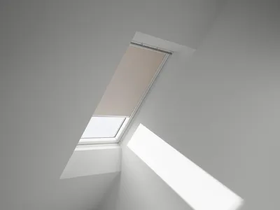 Produktbild von VELUX Verdunkelungsrollo uni sandbeige manuell Rahmen weiß DKL P04 4556SWL