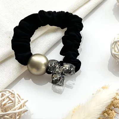 Produktbild von Satin-Scrunchie mit Kristallen & Perlen – glamourös in Gold