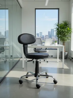Immagine prodotto di Sedia da ufficio nera con schienale ergonomico e struttura in metallo