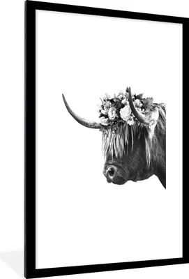 Produktbild von MuchoWow® Gerahmtes Poster Schottischer Highlander mit Blumen - schwarz und weiß 60x90 cm - Poster mit Schwarzem Bilderrahmen Wandposter Rahmen Foto Bilder - Dekoration - Wandposter Wohnzimmer - Hochwertig