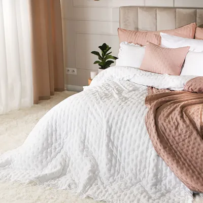 Produktbild von WERONA Tagesdecke 170x210cm Weiß mit Rüschen - Eleganz und Frische für ein kleineres Schlafzimmer