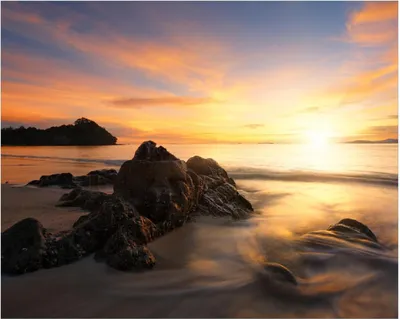 Produktbild von Wallario Poster - Sonne über dem Meer mit Felsenlandschaft, Kunstdruck Größe: 40 x 50 cm