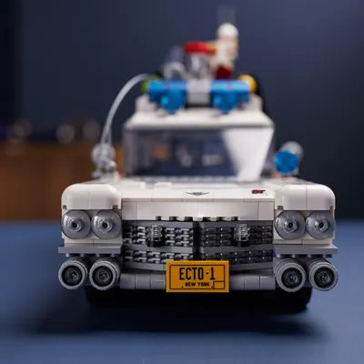 Produktbild von LEGO Icons Ghostbusters ECTO-1, großes Auto-Set für Erwachsene, Modellauto-Spielzeug, Geschenk zum Geburtsag für Männer, Frauen, Sie und Ihn, Ausstellungsstück für Sammler, Home-Deko 10274