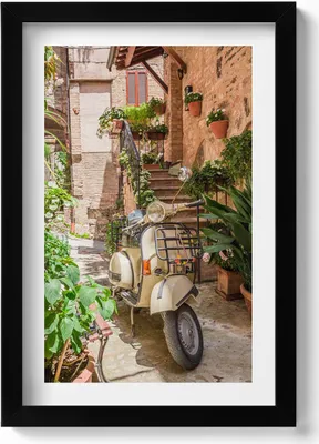 Produktbild von Ein Motorrad auf einer italienischen Straße– Wandbild mit Rahmen – Gerahmtes Bild  – Wanddekoration – 20x30 cm – Schwarz