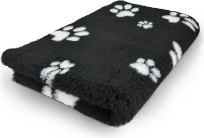 Produktbild von Vetbed Schwarz mit weißen Fußabdruckpfoten – Rutschfeste Hundematte, Welpenteppich – Hundeteppich, Bankteppich, Bankmatte, Tiermatte – für Wurfkiste