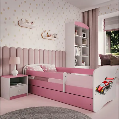 Produktbild von Babybett in Puderrosa, 80 x 180 cm, ohne Schublade, mit Matratze und Rennwagenmotiv