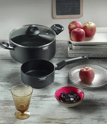 Zdjęcie produktu dla Patelnia do naleśników Tomivo® o średnicy 25 cm – wykonana z odlewanego aluminium, z powłoką nieprzywierającą, w całości czarna, przeznaczona do wszystkich rodzajów kuchenek, w tym indukcyjnych