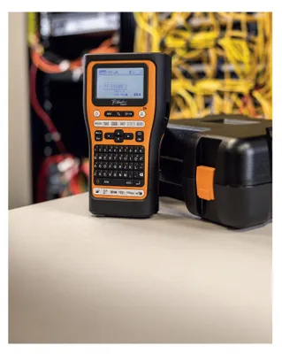Produktbild von Brother PT-E560BTSP Etikettendrucker Wärmeübertragung 180 x 180 DPI 30 mm/sek Verkabelt & Kabellos HSE/TZe Bluetooth QWERTZ