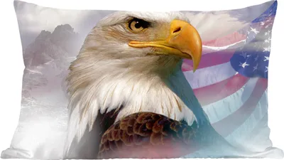 Produktbild von MuchoWow® Zierkissen Sofakissen Wohnzimmer Dekokissen 50x30 cm Ein amerikanischer Weißkopfseeadler mit einer amerikanischen Flagge und Bergen - Wohnzimmerdekoration - Polster mit Photo