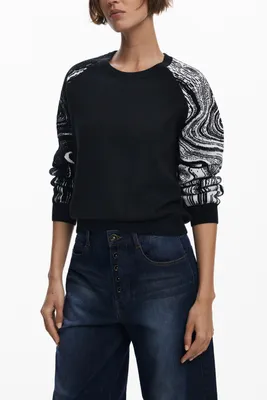 Image de Découvrir le pull noir pour femme avec col rond & détails contrastés