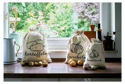 Produktbild von 3er-Set Gemüsebeutel aus Leinen, zur Aufbewahrung, jeweils mit Aufdruck für Kartoffeln, Zwiebeln und Knoblauch