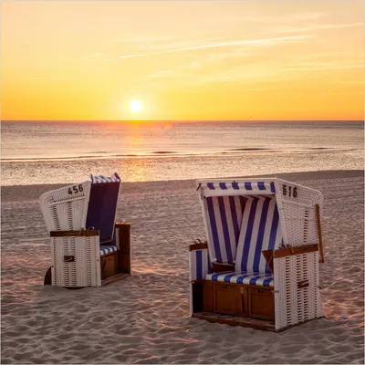 Produktbild von Wallario Möbeldesign -  Glasplatte, Schutzplatte mit Motiv - geeignet für Ikea Lack Tisch, Größe: 55 x 55 cm, Motiv: Strandkörbe im Sonnenuntergang