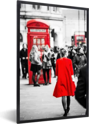 Produktbild von MuchoWow® MuchoWow® Gerahmtes Poster Schwarz-Weiß-Foto einer Frau in einer roten Jacke, die durch die Straßen von London läuft 40x60 cm - Poster mit zchwarzem Bilderrahmen - Papierdruck - Wandbilder
