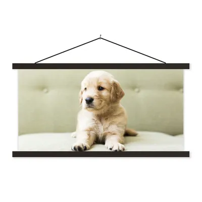 Produktbild von MuchoWow® Textilposter Golden Retriever Welpe auf dem Sofa liegend 90x45 cm mit schwarzem Rahmen - Klemmleisten
