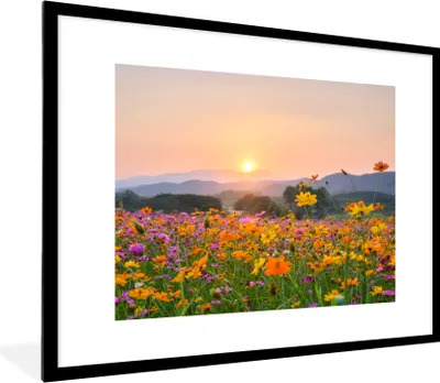 Produktbild von MuchoWow® Gerahmtes Poster Blumen - Sonnenuntergang - Berg 80x60 cm - Poster mit Schwarzem Bilderrahmen Wandposter Rahmen Foto Bilder - Schlafzimmer-Dekorationen - Fotoposter