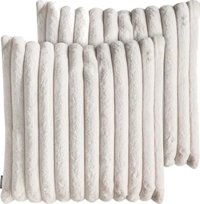 Produktbild von BELIANI Dekokissen 2er Set Hellbeige aus Kunstfell 45 x 45 cm Quadratisch Flauschig Weich Deko Dekoration Wohnaccessoires für Wohnzimmer Schlafzimmer