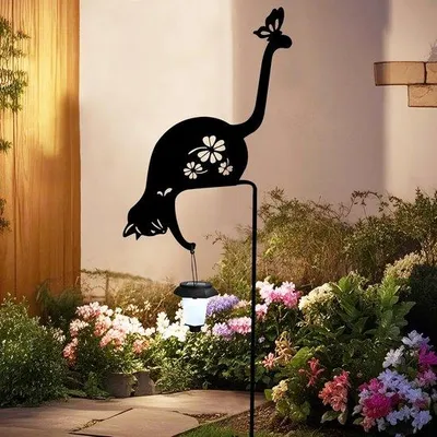 Obrázek produktu pro Solární lampa Kat – kovová zahradní dekorace, vhodná na trávníky, pergoly, terasy a do zahradních aranžmá.