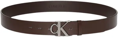 Obrázek produktu pro Pánský kožený pásek Calvin Klein s hnědou barvou a sponou s logem. Šířka pásku: 3,5 cm