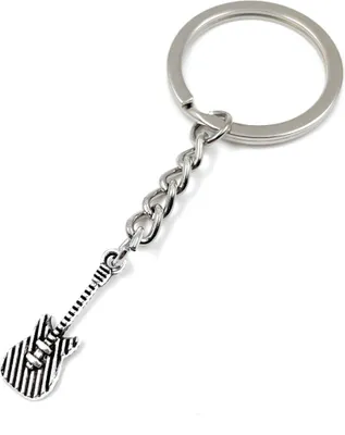 Imagen del producto de Colgante metálico con forma de guitarra, ideal como llavero o amuleto de la suerte, presentado en una caja de regalo de aluminio. Perfecto para regalar