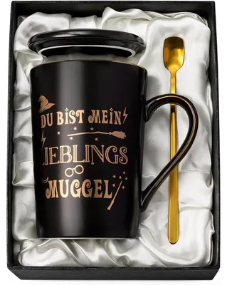 Productafbeelding van Koffiemok 400 ml, zwart met goudkleurige opdruk: "Jij bent mijn favoriete tovenaar/heks." Geschenkverpakking