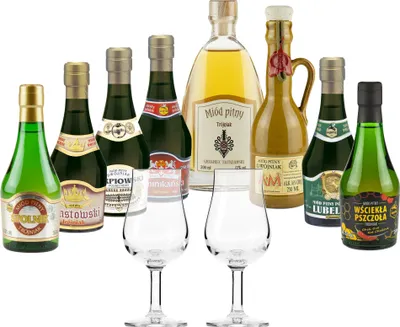 Produktbild von Setz von 8 Mets mit Gläsern (Honigwein Półtorak-Eineinhalber/ 3x Dwójniak-Halber / 4x Trójniak-Drittel) |1950ml | 13-16% Alkohol Metwein | Polnische Produktion