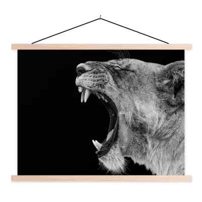 Produktbild von MuchoWow® Textilposter Tiere - Löwe - Schwarz - Weiß - Porträt 40x30 cm mit holzfarbenen Rahmen - Bilder