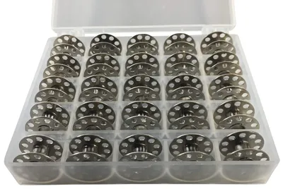 Spulenbox mit 25 Nähmaschinenspulen, Metall, Aufbewahrung