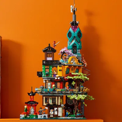 Produktbild von LEGO 71741 NINJAGO Die Gärten von NINJAGO City Konstruktionsspielzeug, Ninja-Haus, Modellbausatz mit 19 Minifiguren
