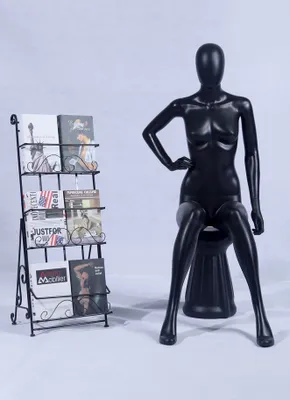 Produktbild von FC-66B Žena figurína Sediaca matná čierna bez tváre rúk a hlavy Figurína Žena Egghead so stoličkou
